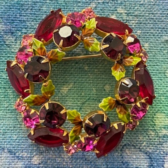 Vintage Jewelry - VINTAGE  Brooch Jeweled Wreath